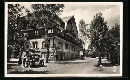 AK Titisee, Strassenpartie mit Schwarzwald-Hotel