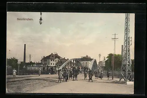 AK Neunkirchen, Strassenpartie mit Brücke und Passanten