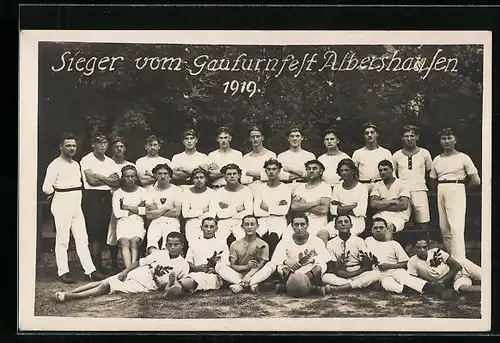 Foto-AK Albershausen, Sieger vom Gauturnfest 1919, mit Lorbeerkranz