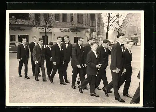 Foto-AK Berlin-Charlottenburg, Konfirmanden auf dem Gierkeplatz, Möbel Müller