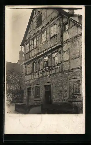 Foto-AK Bad Wimpfen, Altes Fachwerkhaus, Bewohner blicken aus den Fenstern