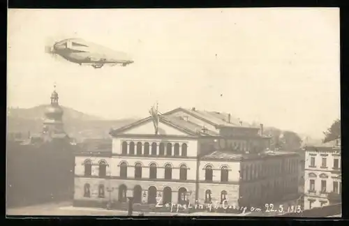 AK Coburg, Zeppelinsches Luftschiff über der Stadt