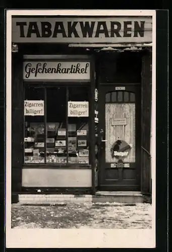 Foto-AK Berlin-Charlottenburg, Ladenfront Tabakwaren-Geschäft Paul Bathke in der Mindener Strasse, ca. 1940