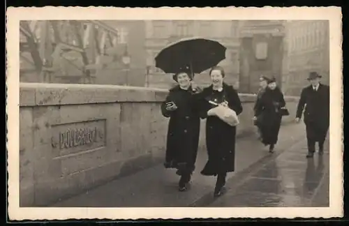 Foto-AK Berlin-Charlottenburg, Dovebrücke 1937, Passanten im Regen