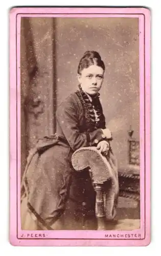 Fotografie J. Peers, Manchester, junge englische Dame im Kleid mit Hochsteckfrisur