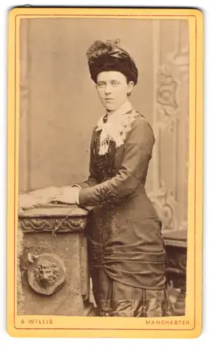 Fotografie S. Willis, Manchester, junge englische Dame im Kleid mit Federhut