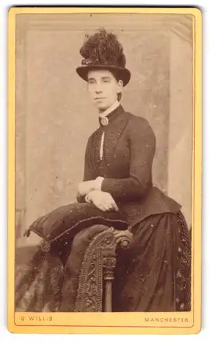 Fotografie S. Willis, Manchester, feine englische Dame im dunklen Kleid mit Hut und Brosche