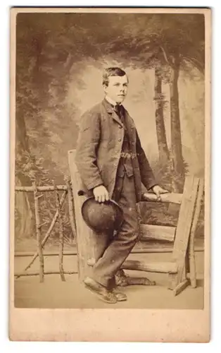 Fotografie R. Jones, Leominster, englischer Junge im Anzug mit Hut in einer Studiokulisse