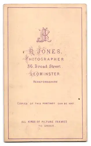 Fotografie R. Jones, Leominster, englischer Junge im Anzug mit Hut in einer Studiokulisse