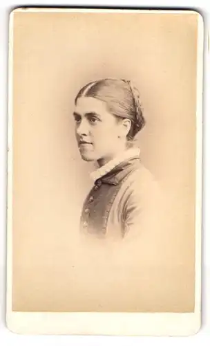 Fotografie G. W. Wilson & Co., Aberdeen, junge Schottin im Kleid mit geflochtenen Haaren, Seitenprofil