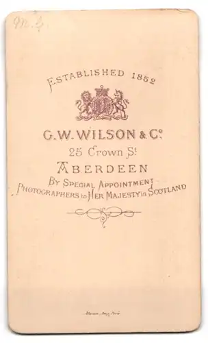 Fotografie G. W. Wilson & Co., Aberdeen, junge Schottin im Kleid mit geflochtenen Haaren, Seitenprofil