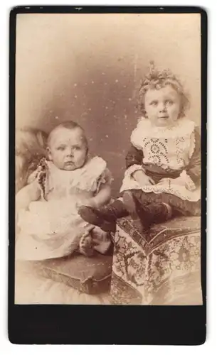Fotografie C. F. Moody, Stourbridge, zwei niedliche englische Kleinkinder in Kleidchen