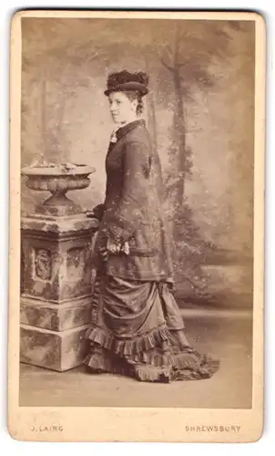 Fotografie J. Laing, Shrewsbury, junge Dame im Kleid mit Mantel und Hut