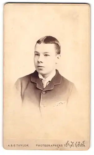 Fotografie A. & G. Taylor, London, junger Engländer im Anzug mit Schlips
