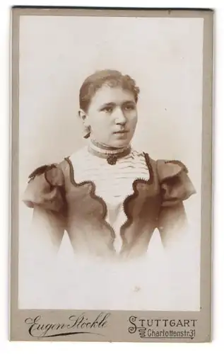 Fotografie Eugen Stöckl, Stuttgart, junge Frau im Kleid mit Brosche