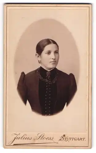 Fotografie Julius Stoess, Stuttgart, junge Dame im dunklen Kleid mit Halskette
