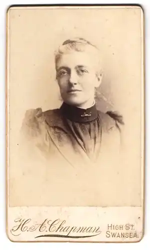Fotografie H. A. Chapman, Swansea, junge Frau im dunklen Kleid mit blonden Haaren
