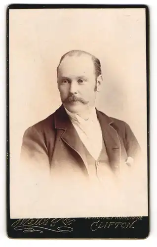 Fotografie Watts & Co., Clifton, englischer Herr im Anzug mit Moustache