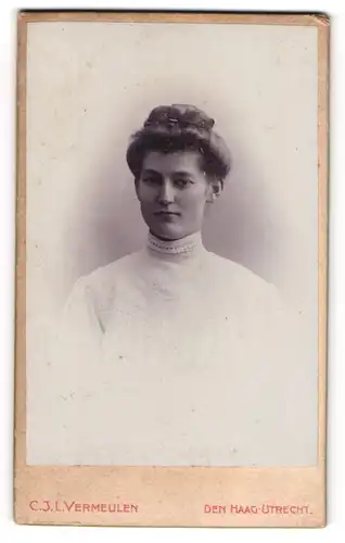 Fotografie C. J. L. Vermeulen, Den Haag, junge Frau im weissen Kleid mit Hochsteckfrisur