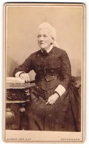 Fotografie Alfred Cox & Co., Nottingham, ältere Engländerin im Kleid mit Kopftuch
