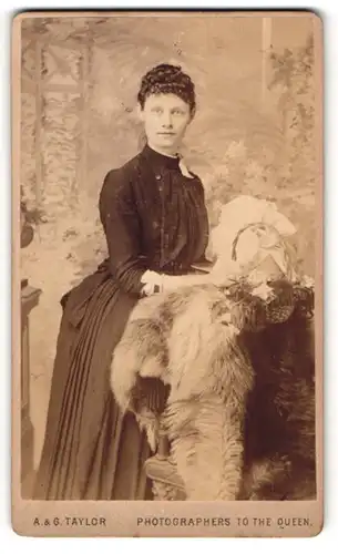 Fotografie A. & G. Taylor, Bristol, junge Dame im dunklen Kleid mit Locken