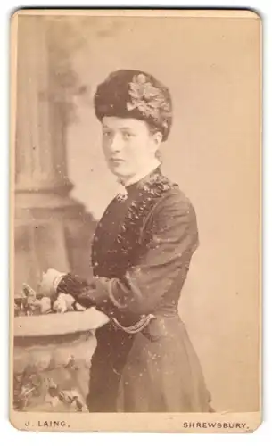 Fotografie J. Laing, Shrewsbury, junge Dame im dunklen Kleid mit Wintermütze