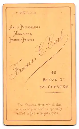 Fotografie Francis C. Earl, Worcester, junge Dame im dunklen Kleid mit Halskette