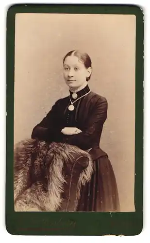 Fotografie W. Guttenberg, Bristol, junge Engländerin im schwarzen Kleid mit Halskette