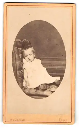 Fotografie Joh. Fetzer, Ragaz, niedliches Kleinkind im Kleidchen auf einem Sessel