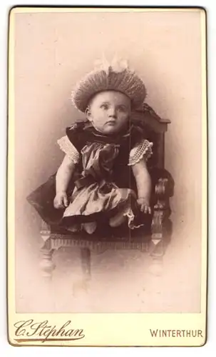 Fotografie C. Stephan, Winterthur, niedliches kleines Mädchen im Kleid mit Hut