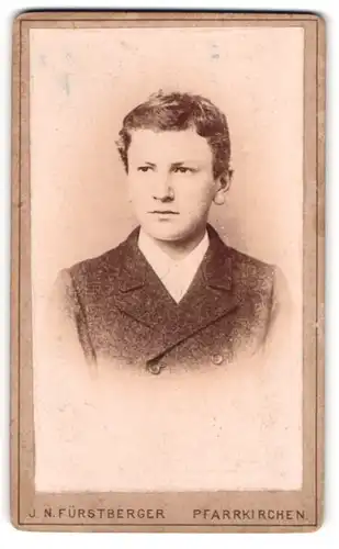 Fotografie J. N. Fürstberger, Pfarrkirchen, junger Knabe im Anzug