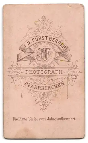 Fotografie J. N. Fürstberger, Pfarrkirchen, junger Knabe im Anzug