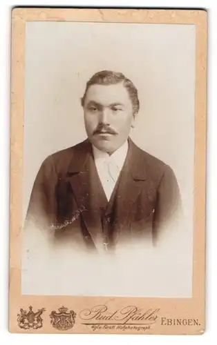 Fotografie Rud. Pfähler, Ebingen, Herr im dunklen Anzug mit Moustache