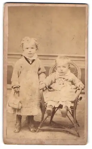 Fotografie F. J. Keller, Esslingen, Portrait zwei niedliche Kleinkinder posieren im Atelier mit Handtasche
