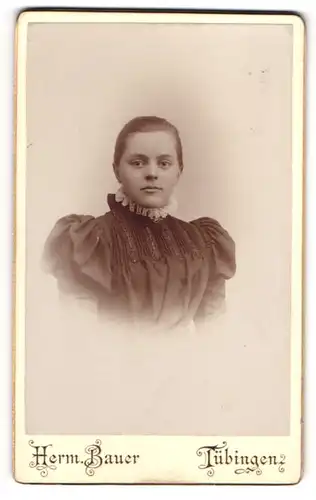 Fotografie Herm. Bauer, Tübingen, hübsches junges Mädchen im Kleid mit Rüschenkragen