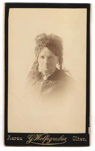 Fotografie G. Wolfsgruber, Aarau, ältere Dame im Kleid mit Kopfbedeckung