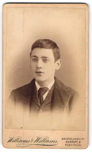 Fotografie Williams & Williams, Bristol, junger Engländer im Anzug mit Krawatte
