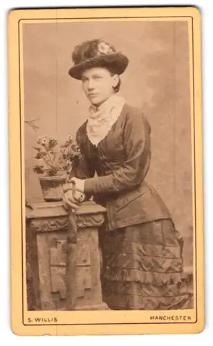 Fotografie S. Willis, Manchester, junge Dame im dunklen Kleid mit Hut