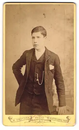 Fotografie W. Croydon, London, junger Londoner im Anzug mit Weste
