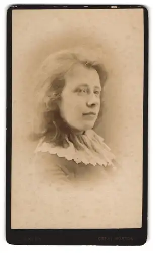 Fotografie J. Exley, Bradford-Great Horton, junge Dame im Kleid mit Rüschenkragen und offenen Haaren