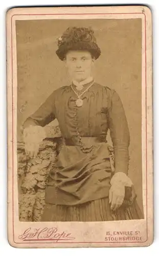 Fotografie G. H. Pope, Stourbridge, junge Frau im Kleid mit Hut und Halskette
