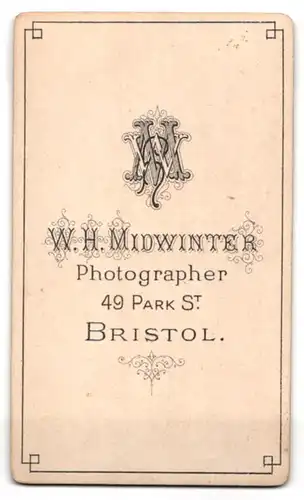 Fotografie W. H. Midwinter, Bristol, englische Dame im Kleid mit Brosche und Locken