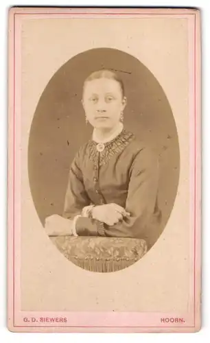 Fotografie G. D. Siewers, Hoorn, junge Dame im dunklen Kleid mit Ohrringen und Brosche