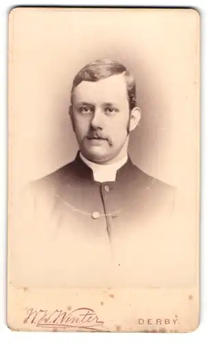 Fotografie W. W. Winter, Derby, englischer Herr im Anzug mit Moustache