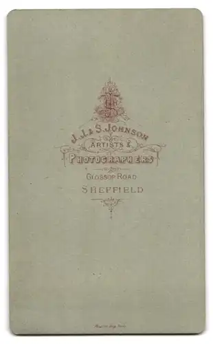 Fotografie J. J. & S. Johnson, Sheffield, junge Schottin im Kleid mit Haube und Brosche