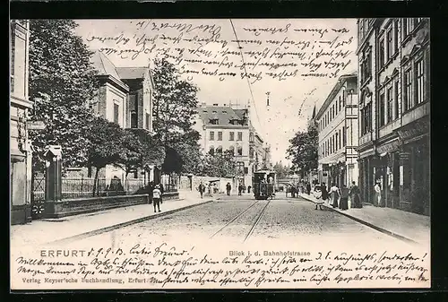 AK Erfurt, Bahnhofstrasse mit Geschäften und Strassenbahn