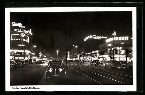 AK Berlin-Charlottenburg, Kurfürstendamm mit Marmorhaus und Automobilen bei Nacht