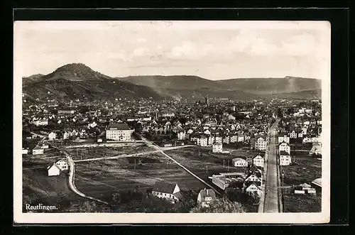 AK Reutlingen, Ortsansicht mit Landstrasse aus der Vogelschau