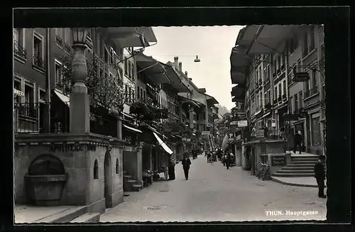 AK Thun, Passanten an der Apotheke in der Hauptgasse