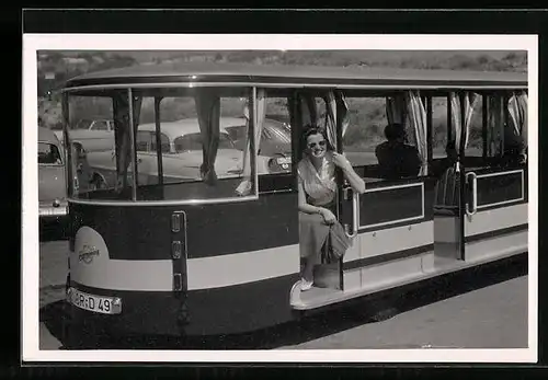 Foto-AK Frau lächtelt aus einem Harmening Autobus heraus